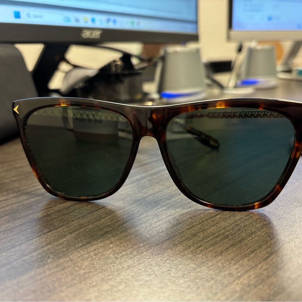 Chic Tortoise Shell Sunglasses - image 4